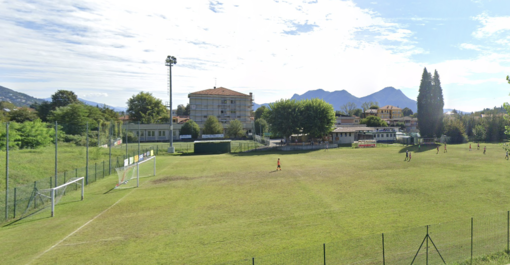 Erba sintetica anche sul campetto di calcio di Suna