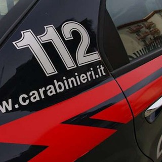 Minaccia la moglie per farsi consegnare il bancomat e le danneggia l'auto: arrestato un 39enne