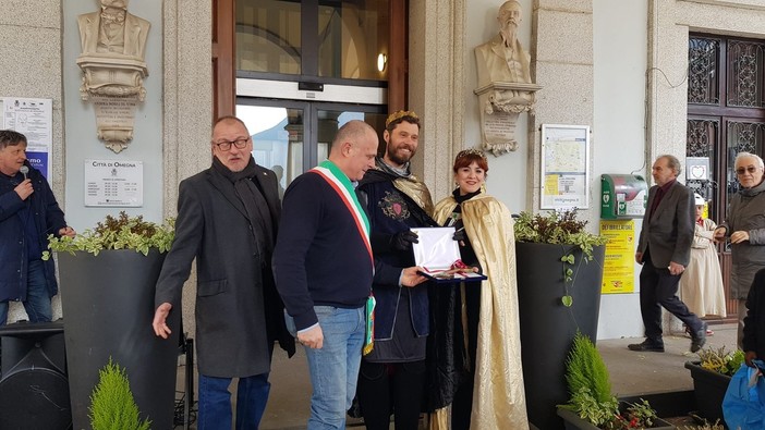 Con la consegna delle chiavi ai Reali Nigoglia si inaugura il Carnevale Omegnese