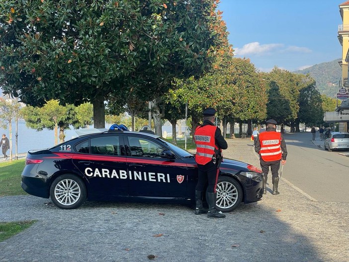 Distraggono un'anziana nel parcheggio del supermercato e le rubano la borsa: in tre finiscono in manette