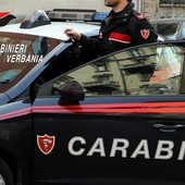 Un uomo barricato in casa con un coltello: i carabinieri intervengono con il taser