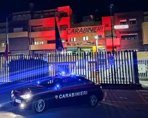 Illuminata di rosso la caserma del comando provinciale dei carabinieri