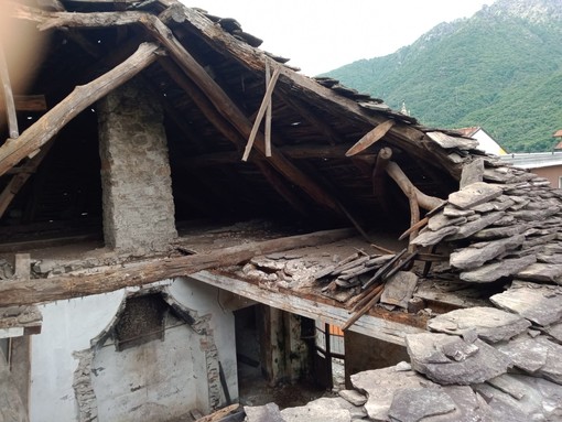 Crusinallo, crolla il tetto di una palazzina diroccata