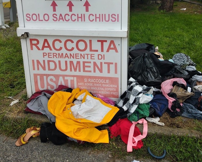 Cassonetti per la raccolta dei vestiti usati come discarica: &quot;Situazione indecorosa&quot;