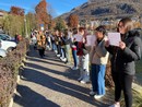 Violenza sulle donne, una catena umana sul lungolago FOTO