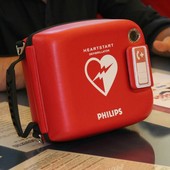 L'associazione Mosaico Odv dona un defibrillatore alla Lilt Vco