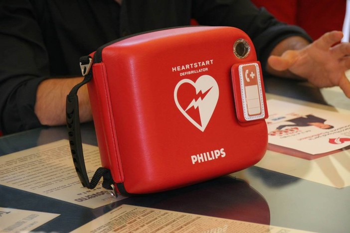 L'associazione Mosaico Odv dona un defibrillatore alla Lilt Vco