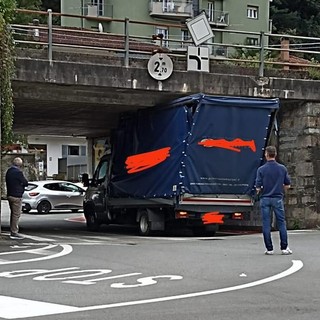 Ancora problemi di viabilità a Omegna: furgone incastrato sotto il ponte della ferrovia