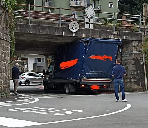 Ancora problemi di viabilità a Omegna: furgone incastrato sotto il ponte della ferrovia