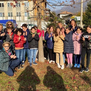 Il simbolico abbraccio agli alberi degli alunni della primaria di Bagnella