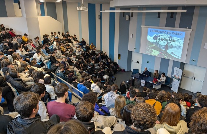 Grande partecipazione degli studenti del Vco all'incontro con Franco Michieli