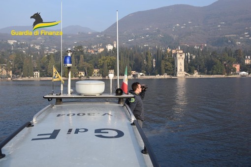 Lago Maggiore: guardia di finanza salva 5 persone a Pallanza