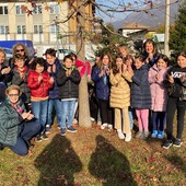 Il simbolico abbraccio agli alberi degli alunni della primaria di Bagnella