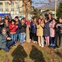 Il simbolico abbraccio agli alberi degli alunni della primaria di Bagnella