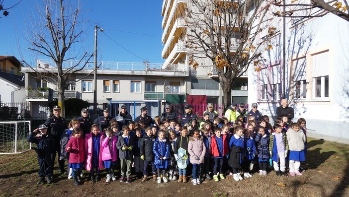 Celebrata alla primaria Tozzi la Giornata nazionale degli alberi FOTO