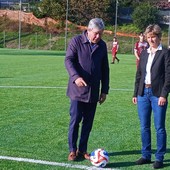 Ai due sindaci il primo tocco di palla sul nuovo campo di Suna FOTO