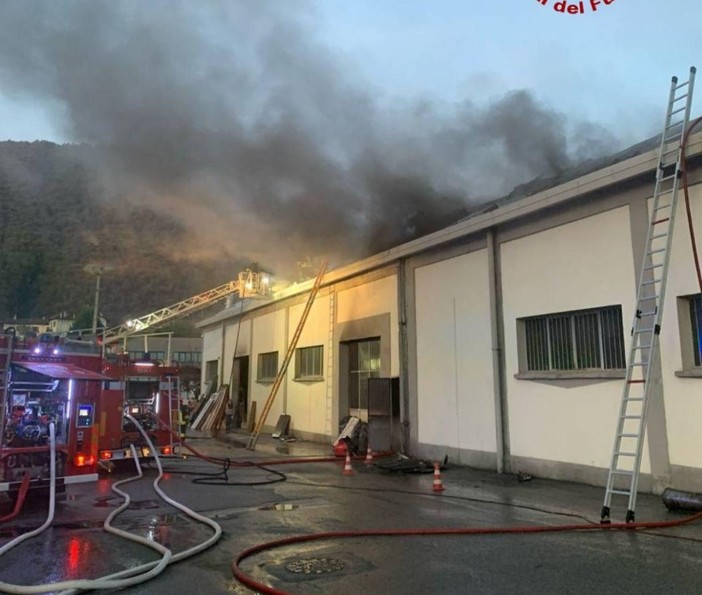 Incendio a Possaccio, in corso l'intervento dei vigili del fuoco