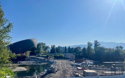 Proseguono i lavori della passerella ciclopedonale tra il teatro e piazzale Flaim