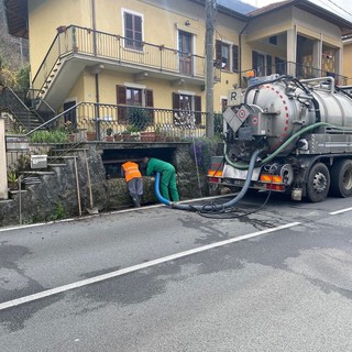 Condotte dell'acqua otturate, lavori in corso in via Novara FOTO