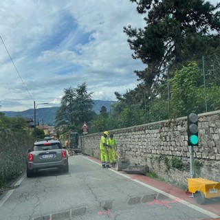 Lavori (e qualche polemica) lungo la via che conduce sulla collina di Intra