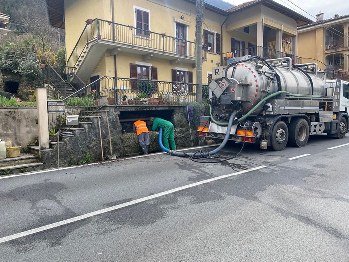 Condotte dell'acqua otturate, lavori in corso in via Novara FOTO