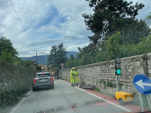 Lavori (e qualche polemica) lungo la via che conduce sulla collina di Intra