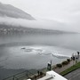 Macchia biancastra nelle acque del Lago d'Orta davanti ai giardini di Omegna