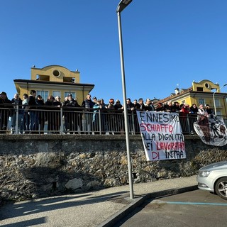 Barry Callebaut, la rabbia dei lavoratori: &quot;Giocano con le nostre vite&quot; FOTO E VIDEO