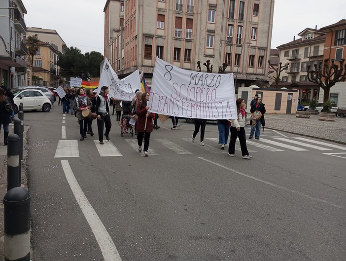 &quot;Non una di meno&quot;, a Intra il corteo contro la violenza di genere FOTO