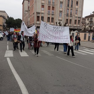 &quot;Non una di meno&quot;, a Intra il corteo contro la violenza di genere FOTO