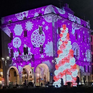 A Omegna è arrivato il Natale: luminarie accesse e tanti eventi in tutta la città