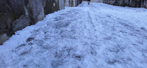 Strada ghiacciata all'asilo Bialetti: la protesta dei genitori VIDEO