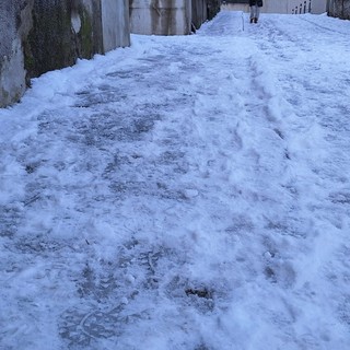 Strada ghiacciata all'asilo Bialetti: la protesta dei genitori VIDEO