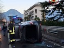 Auto si ribalta sulla statale 33 a Baveno