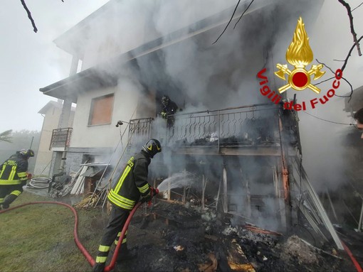 Fiamme in una casa a Bracchio, ingenti danni