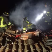 Fiamme sul tetto di una casa a Cannobio