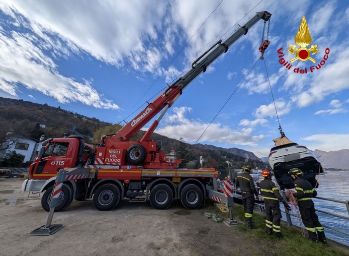 Stresa, recuperata l'auto affondata la scorsa settimana