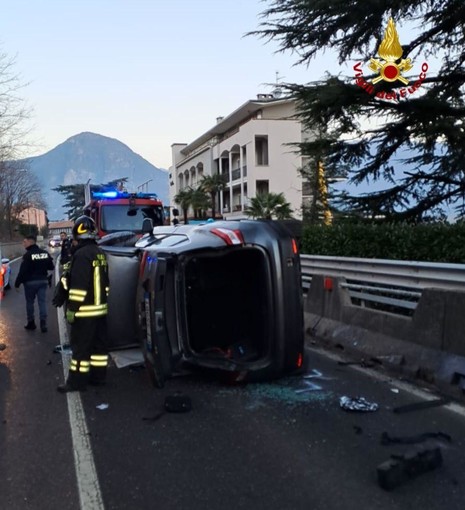 Auto si ribalta sulla statale 33 a Baveno