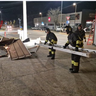 Notte di lavoro per i Vigili del fuoco a causa del forte vento FOTO