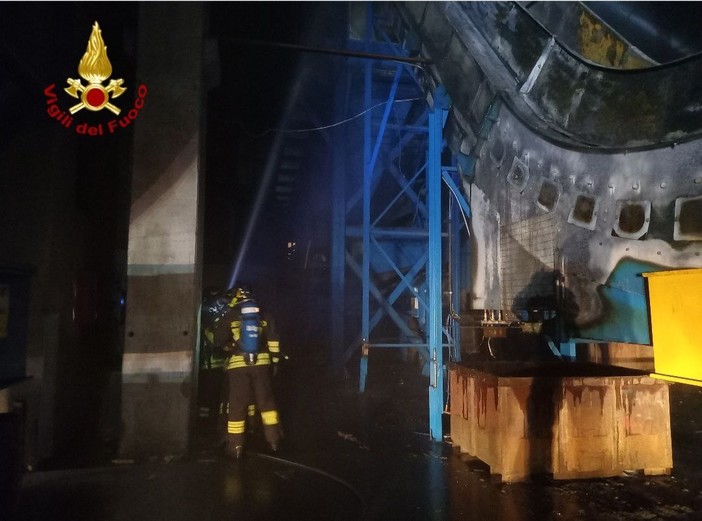 A fuoco una fabbrica a Verbania