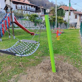 Nuovi giochi per i bambini nei parchi di Brovello Carpugnino