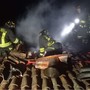 Fiamme sul tetto di una casa a Cannobio