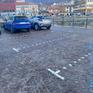 Caos parcheggi sul lungolago di Omegna: strisce bianche e blu si sovrappongono