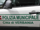 Rompe il vetro di un'auto della Municipale e minaccia un agente, arrestato 52enne