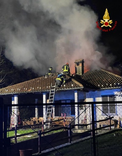 Madonna del Sasso, tetto in fiamme nella notte: casa dichiarata inagibile