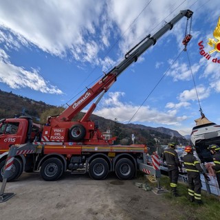 Stresa, recuperata l'auto affondata la scorsa settimana