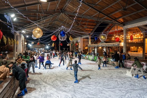 Aria di festa sul lungolago con la pista di pattinaggio &quot;Intra on Ice&quot;