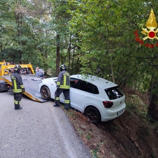 Auto investe un turista ed esce di strada a Gignese