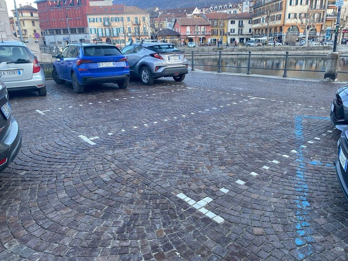 Caos parcheggi sul lungolago di Omegna: strisce bianche e blu si sovrappongono