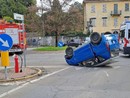 Microcar si ribalta in una rotonda a Trobaso